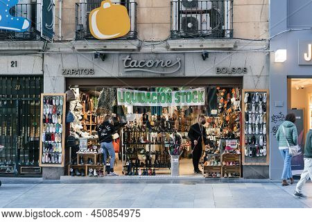 Madrid, Spain - October 3, 2020: Shoe Store Window Display In Preciados Street With A Sign Advertisi