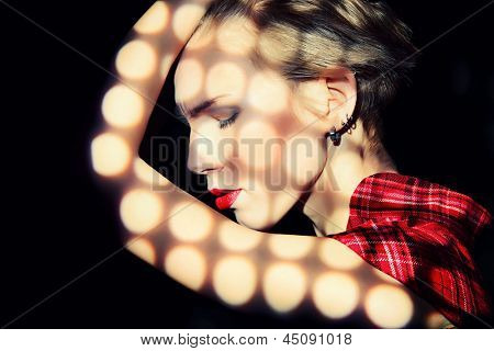 Portret model modne młody pozowanie Studio z wyrażenie. Czarne tło.