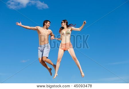 在海滩享受的快乐年轻夫妇的肖像