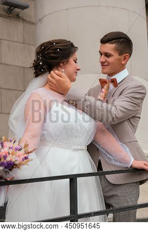 Faces Happy Newlyweds In The Pofil. The Bride And Groom Gently Look At Each Other. Groom And Bride. 