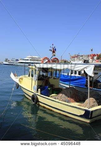 Rybářské čluny a jachty v Izmir (bostanli), Turecko