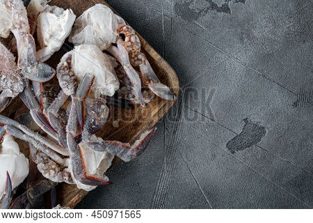 Frozen Raw Blue Swimming Crab Claws Set, On Wooden Tray, On Gray Background, Top View Flat Lay , Wit