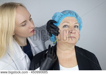 Botulinum Toxin Injection. Senior Woman At The Appointment With A Beautician Who Is Preparing To Giv