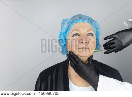 Botulinum Toxin Injection. Senior Woman At The Appointment With A Beautician Who Is Preparing To Giv