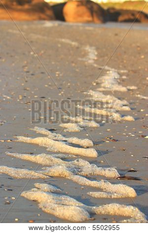 โฟมบนชายหาด