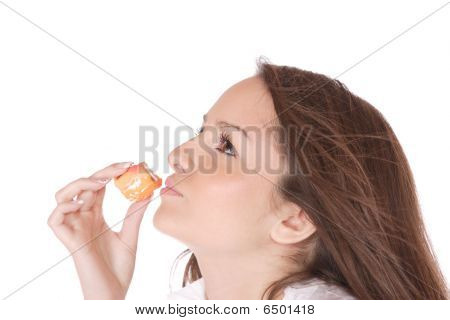 Donna attraente con una torta