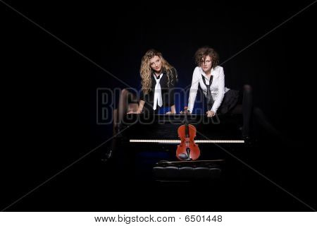 Twee mooie jonge vrouwen met viool en Piano