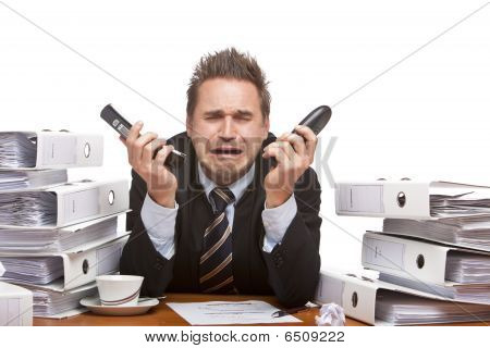 gestressten Business-Mann mit zwei Telefonen ist Cryoing in office