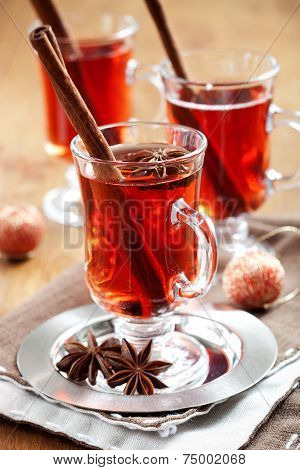 Mulled wine with cinnamon sticks and gingerbread cookies