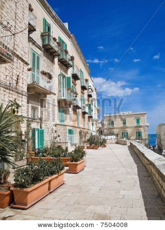 Plataforma de observación en el casco antiguo de Molfetta. Apulia.