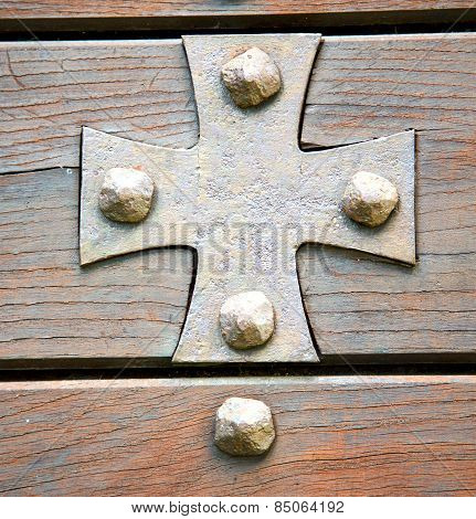 Cross Lombardy   Arsago   A  Door Curch  Closed