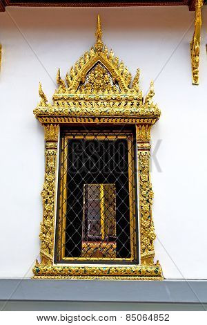 Window   In  Gold    Temple   Grate