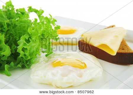Grüner Salat und Spiegelei