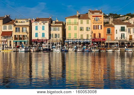 Sun is shining in Cassis French Med