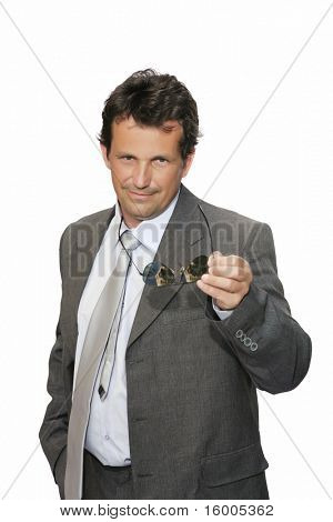 homme en costume qui posent sur fond blanc