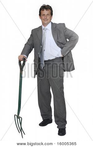 homme posant avec fourche sur fond blanc