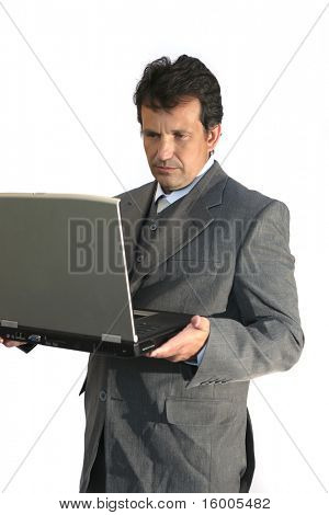 chef de bureau avec ordinateur portable sur fond blanc