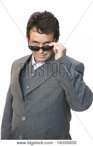 homme en costume avec lunettes de soleil sur fond blanc