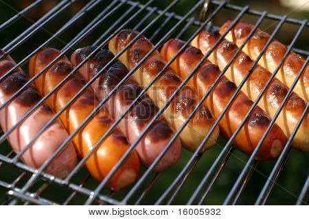 Close-up van kip worstjes op grill grid