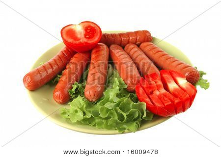 salsichas de carne assada sobre branco com salada e ketchup