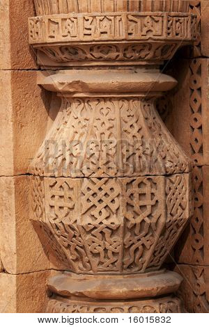 Kamenné sochy zdobí sloupec v Qut'b Minar v Dillí.