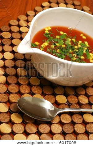 zuppa di pomodoro con crostini di pane sul tavolo di legno