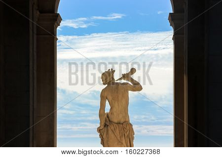 sculpture with blue sky in longchamp palace