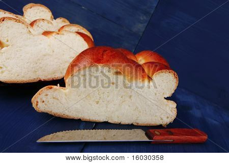 makea leipä: golden challah leikkaa yli sininen puinen levy