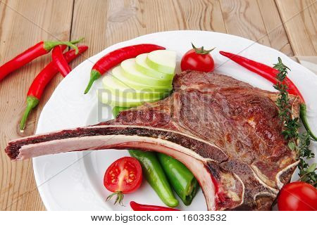 santoreggia: arrosto di manzo di ricambio rib su piatto bianco con pepe Timo posate e pomodoro sul tavolo di legno