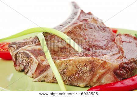 santoreggia: arrosto di manzo di ricambio rib su verde piatto con posate Timo pepe e pomodoro isolato sopra whi