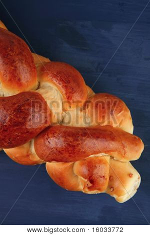 paistettu tuote: golden challah sininen puinen pöytä