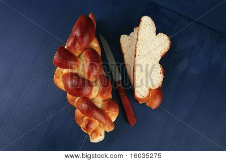 paistettu tuote: hakatuissa golden challah sininen puinen pöydällä