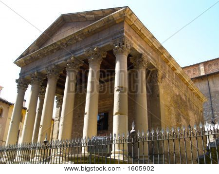 Romansk tempel Vic