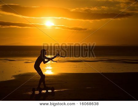 Silhouette di un kiter contro un favoloso tramonto spiaggia