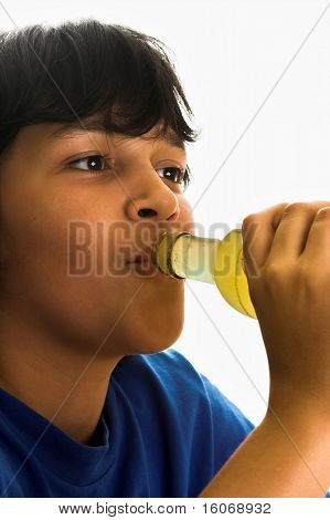 Chlapec pije softdrink