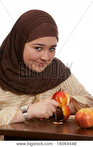 Joven mujer con velo, pelar una manzana con una sonrisa