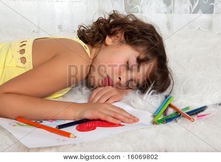 Bambina addormentata su suo disegno per la festa della mamma