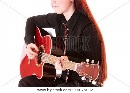 Pige spille på guitar isoleret på hvid