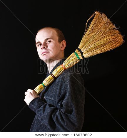 Pedel mand med besom på sort baggrund