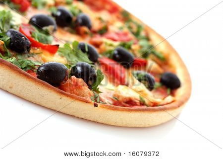 Dobrá Pizza s olivami izolovaných na bílém