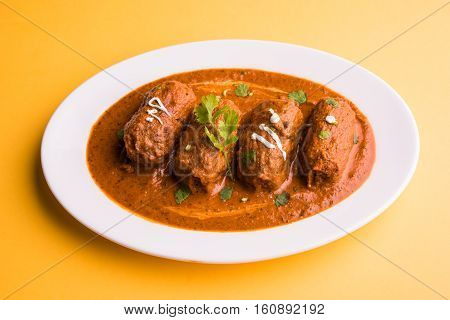 malai kofta curry - classic North Indian dish. vegetarian alternative to meatballs served with tandoori roti or indian bread and green salad, selective focus