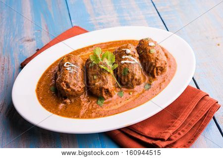 malai kofta curry - classic North Indian dish. vegetarian alternative to meatballs served with tandoori roti or indian bread and green salad, selective focus
