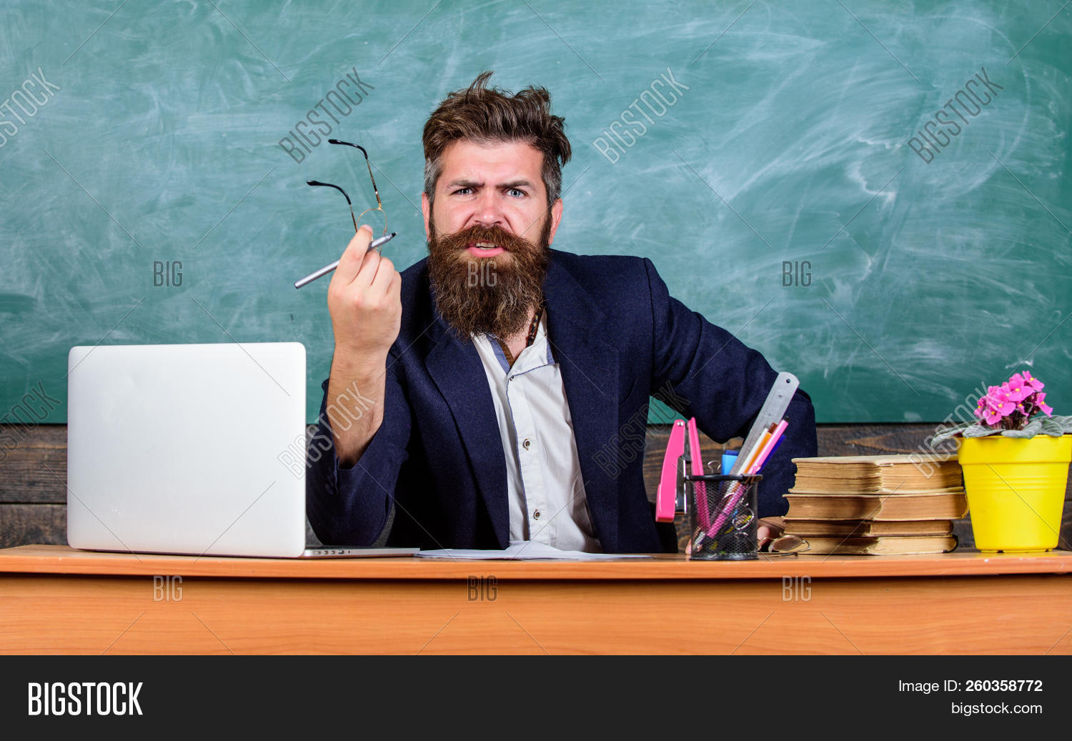 Молодая девушка педагог. Знать и знание. Учитель улыбается. Wondering teacher. Интересный учитель.