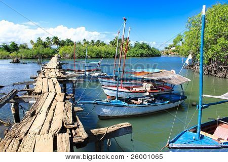 Træ bro, der fører til den lille cubanske landsby på Rio Miel, nær Baracoa, Cuba