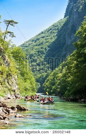 NERETVA, Bosnien-juli 25: Uidentificerede hold på praksis session på den første dag af uddannelse på tømmerflåde