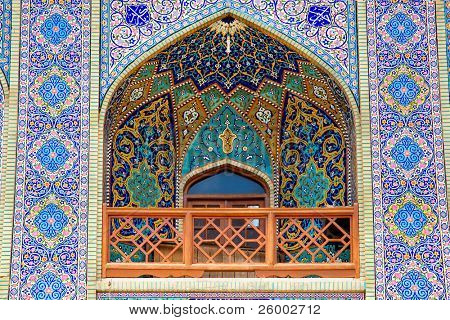 Kachlová balkon, orientálními ornamenty ze svatyně Hossein Alaedin Lenka, Astane, Shiraz, Írán