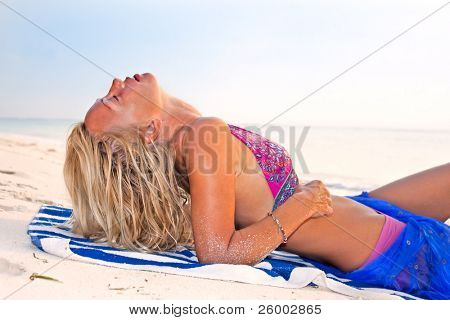 Beautiful young Woman erholsamen tropischen Strand, Agatti, Indien