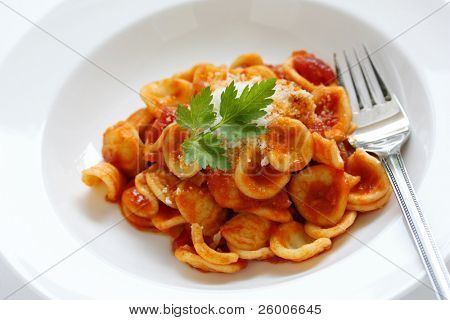 Orrecchiette pastaa tomaattikastikkeessa