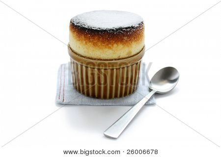 Souffle วานิลลาร้อนใน ramekin บนพื้นหลังสีขาว