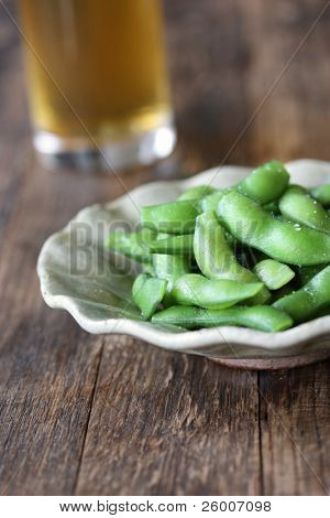 Bier und gekochte grüne Sojabohnen